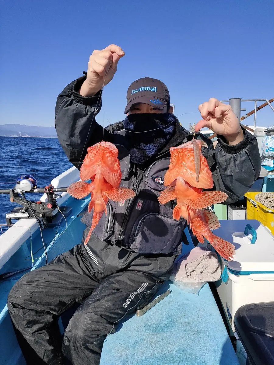 オニカサゴ2匹を持つお客様