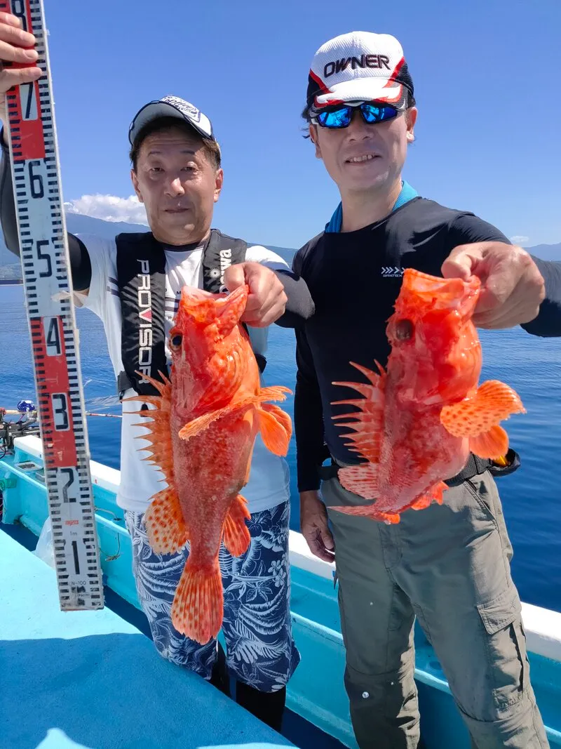 オニカサゴを持つお客様2名